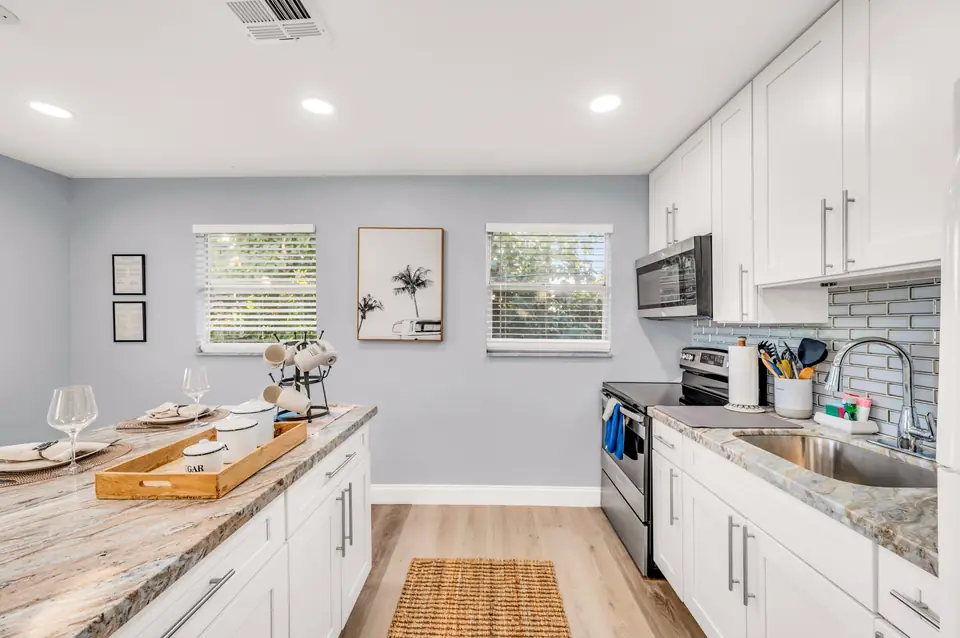 Fully equipped kitchen with breakfast bar